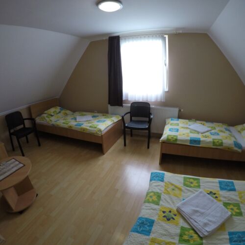 Camera tripla cu baie lCD TV