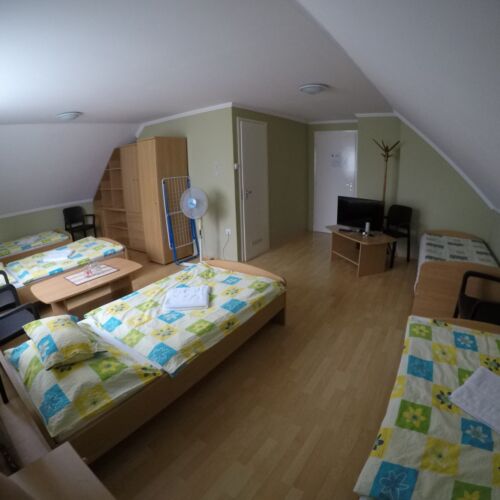 Camera cvadrupla cu baie lCD TV