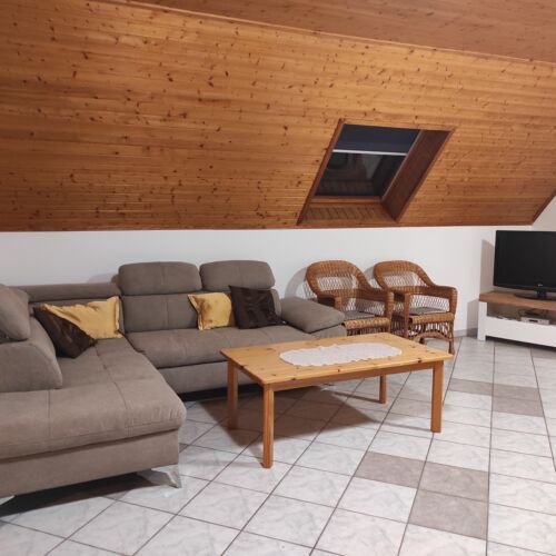 Apartament la mansardă cu vedere spre munte cu 4 camere pentru 8 pers.