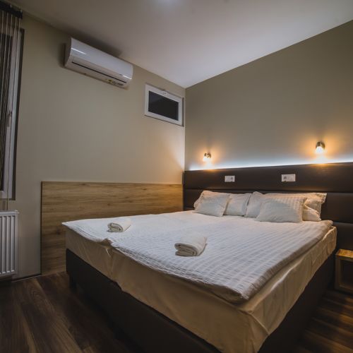 Camera twin lCD TV cu aer condiționat