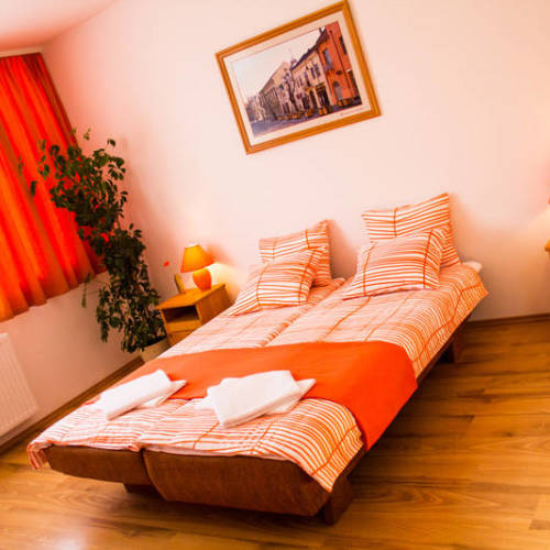 Apartament maisonetă cu vedere spre curte cu 3 camere pentru 6 pers. (se poate solicita pat suplimentar)