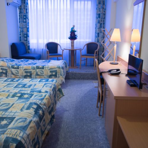 Camera tripla superior cu aer condiționat