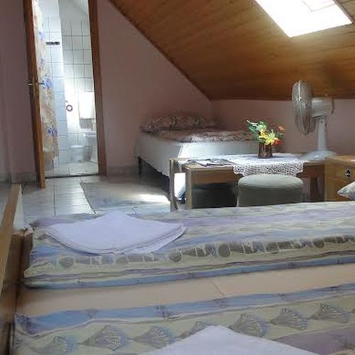 Camera tripla standard cu baie