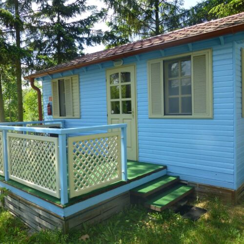 Roubenka (jako celek) s balkónem s manželskou postelí na přízemí