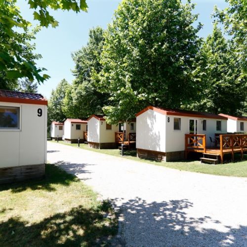 Bungalow (jako celek) s terasou pro 4 os. na přízemí (s možností přistýlky)