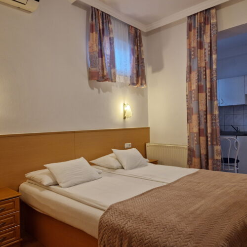 Apartament cu balcon cu vedere spre curte cu 1 camera pentru 2 pers.