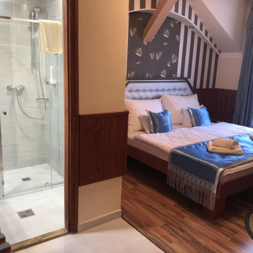 Camera twin cu grup sanitar cu aer conditionat