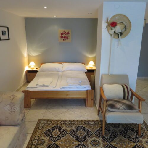 Studio Basement 1-Room Apartment for 5 Persons