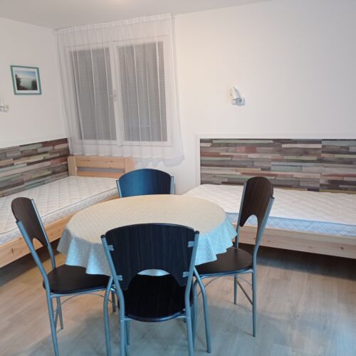 Bungalow studio pentru 4 pers. (se inchirieaza doar integral)