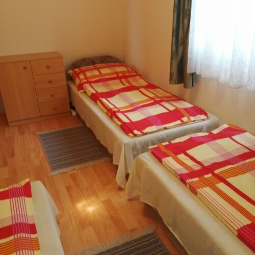 Casă de vară întreaga unitate cu vedere spre lac pentru 6 pers. (se inchirieaza doar integral)