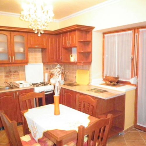 Apartament la parter cu baie cu 2 camere pentru 8 pers. (se poate solicita pat suplimentar)