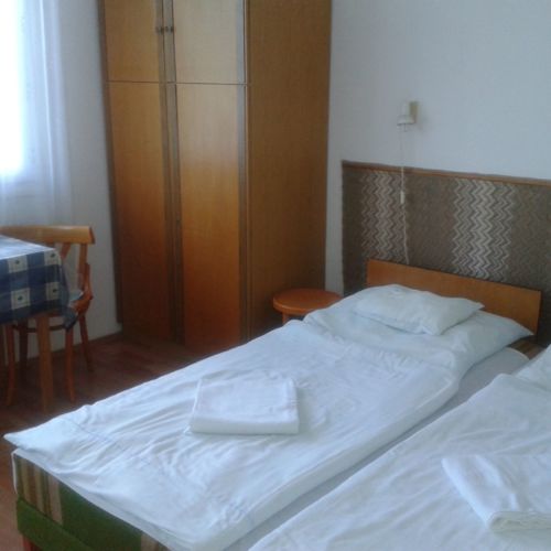 Camera tripla la etaj cu balcon