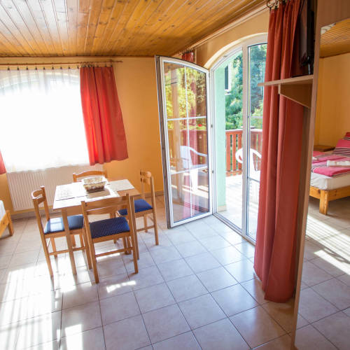 Camera dubla la etaj cu chicinetă proprie (se poate solicita pat suplimentar)