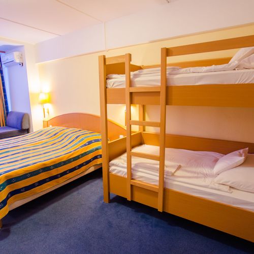 Camera tripla superior junior