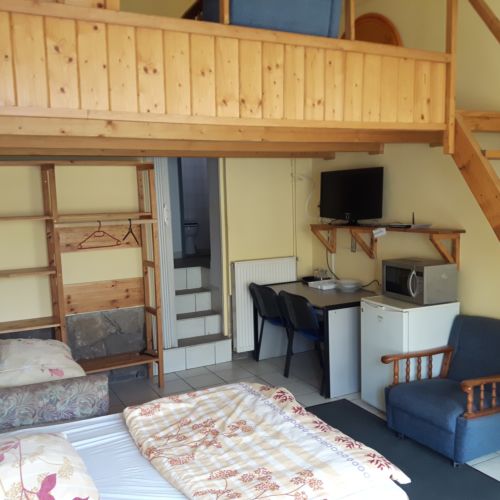 Camera tripla maisonetă cu vedere spre oraș