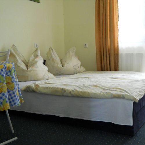 Apartament la parter cu baie cu 2 camere pentru 4 pers. (se poate solicita pat suplimentar)