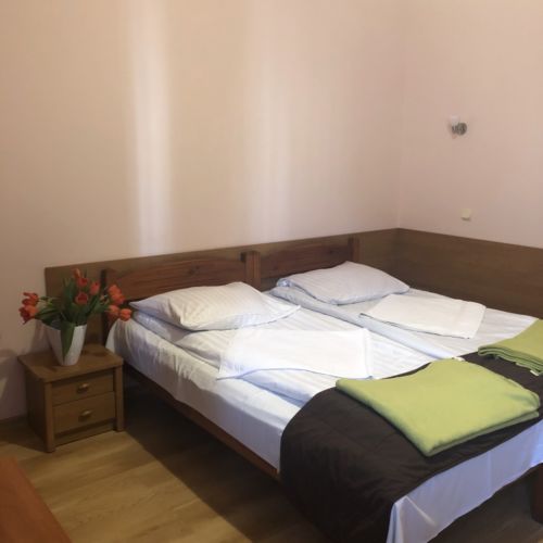 Városra néző fürdőszobás kétágyas szoba