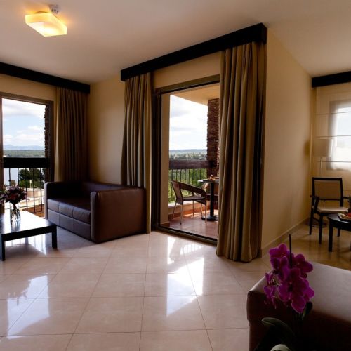 Camera cvadrupla family cu vedere spre mare (se poate solicita pat suplimentar)