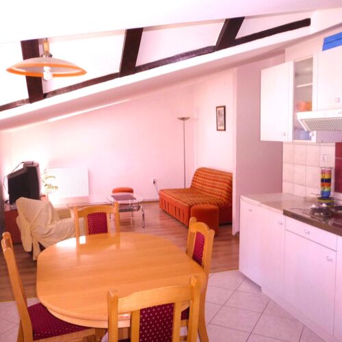 Yard View Upstairs 3-Room Apartment for 6 Persons