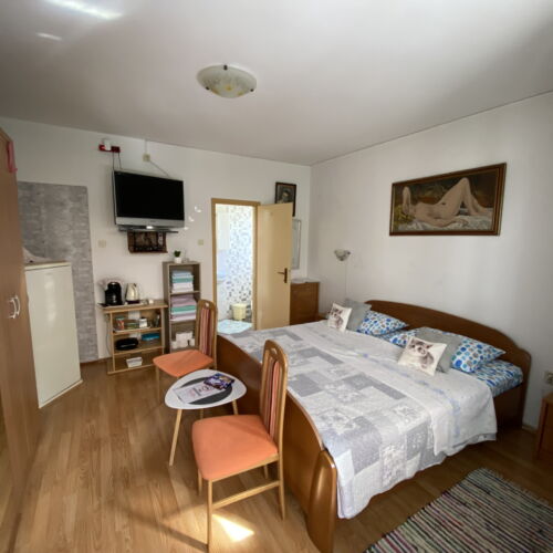 Pokoj s terasou s manželskou postelí s výhledem do zahrady