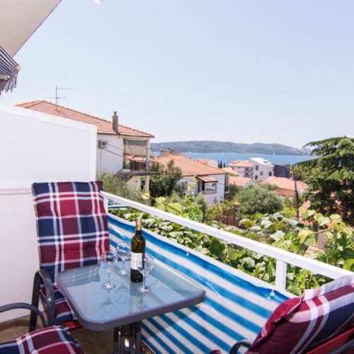 Upstairs 1-Room Family Apartment for 2 Persons (extra beds available)