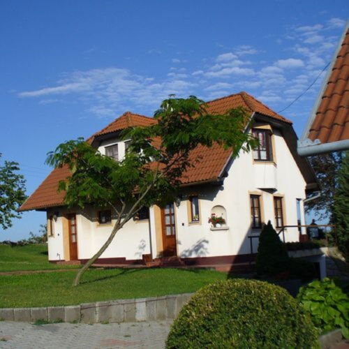 Casă de vacanță cu balcon cu vedere spre grădină pentru 5 pers. (se inchirieaza doar integral) (se poate solicita pat suplimentar)