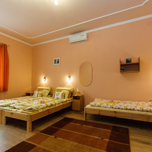 Camera cvadrupla la parter