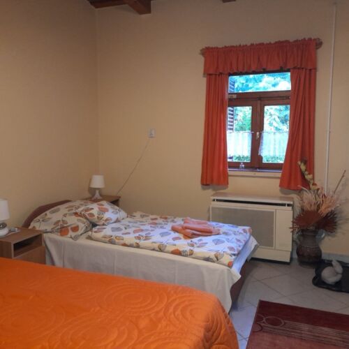 Camera cvadrupla la parter cu baie