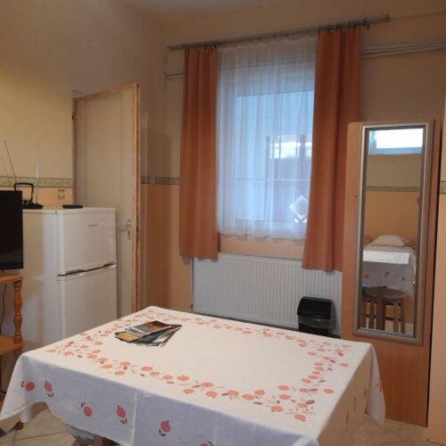 Pokój 3-osobowy na parterze z widokiem na dziedziniec (możliwa dostawka)