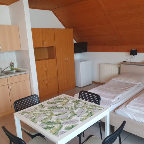 Apartman s klimatizací s privátní koupelnou mimo apartmán pro 4 os. s 1 ložnicí (s možností přistýlky)