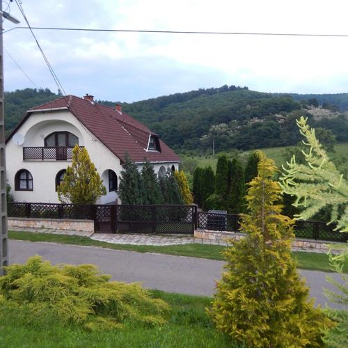 Casă de vacanță întreaga unitate cu vedere spre munte pentru 10 pers. (se inchirieaza doar integral)