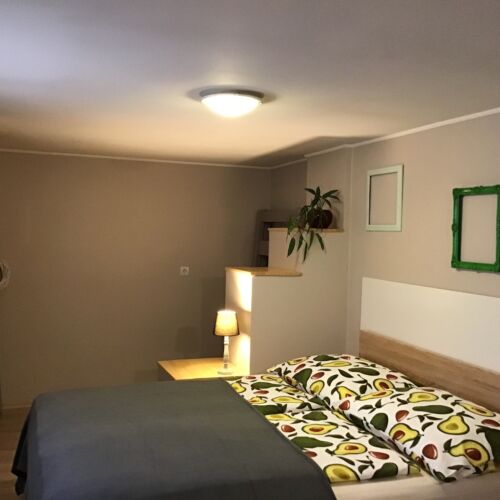 Cabană familial(ă) cu chicinetă proprie pentru 2 pers. (se inchirieaza doar integral)