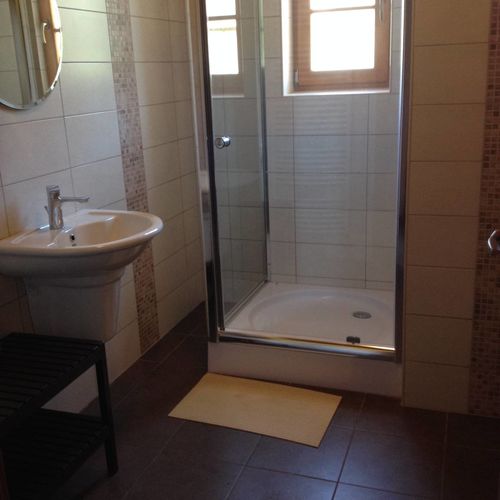 Apartament cu grup sanitar cu vedere spre gradina cu 2 camere pentru 4 pers.