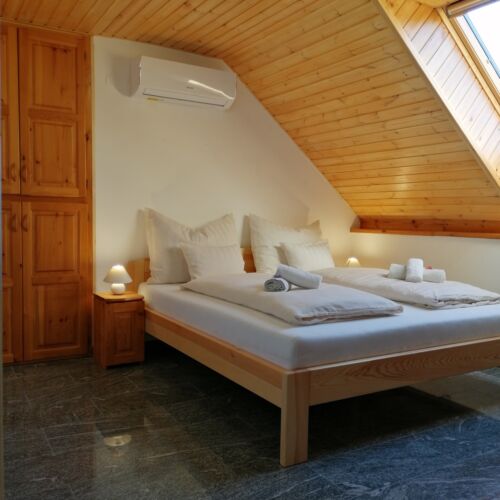 Apartman pro 4 os. se 2 ložnicemi s panoramou na poschodí (s možností přistýlky)