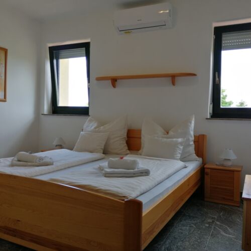 Pokoj s vlastní kuchyní s manželskou postelí v přízemí