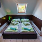 Camera tripla la mansarda cu aer conditionat