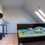 Pokoj s klimatizací s manželskou postelí na poschodí