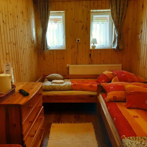 Tourist Zweibettzimmer mit Badezimmer