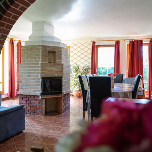 Casă de vacanță cu aer condiționat cu bucătărie comună pentru 16 pers. (se inchirieaza doar integral)