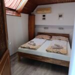 Apartman pro 4 os. se 2 ložnicemi s výhledem do zahrady v podkroví (s možností přistýlky)