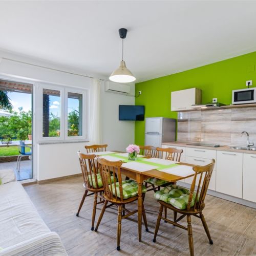 Family Apartman s terasou pro 5 os. se 2 ložnicemi (s možností přistýlky)