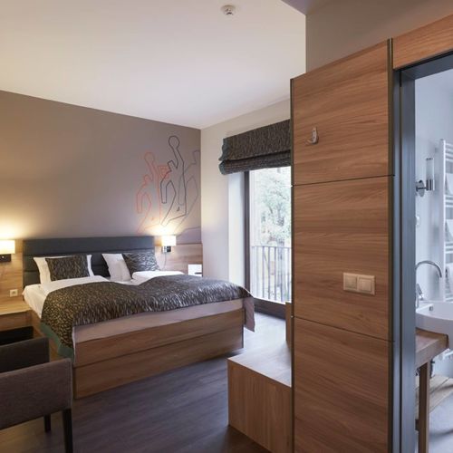 Kertre néző Deluxe franciaágyas szoba (pótágyazható)