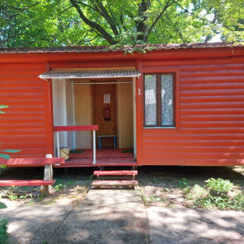 Apartament cu baie comună cu vedere spre curte cu 2 camere pentru 4 pers.