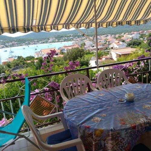 Sea View Upstairs 3-Room Apartment for 6 Persons