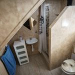 Tetőtéri fürdőszobás háromágyas szoba