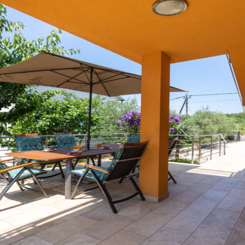 Apartament la parter cu aer condiționat cu 2 camere pentru 4 pers. (se poate solicita pat suplimentar)