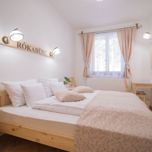 Camera dubla superior cu vedere spre pădure