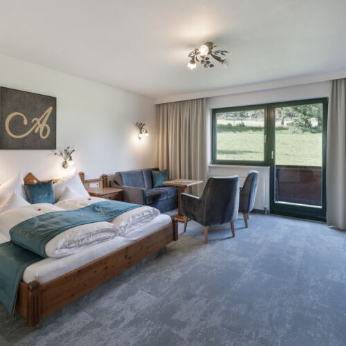 Camera dubla standard cu vedere spre pădure