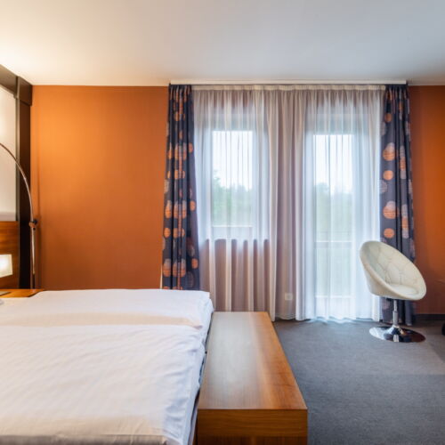 Camera twin superior turnul Roșu (se poate solicita pat suplimentar)