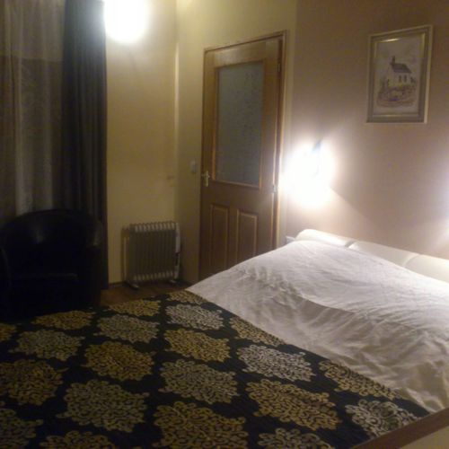 Rekreační dům (jako celek) s bezbariérovým přístupem s manželskou postelí v přízemí (s možností přistýlky)